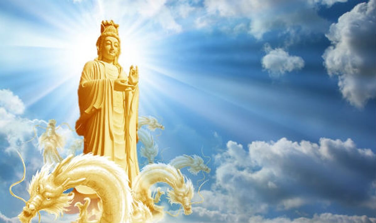 Quán Thế Âm Bồ Tát: Hãy cùng chiêm ngưỡng hình ảnh của Quán Thế Âm Bồ Tát - vị Phật được tôn sùng trong những chuyến hành hương xưa nay. Với bộ trang phục trắng tinh khiết và sở hữu ánh mắt như muôn trùng tình yêu thương, Quán Thế Âm Bồ Tát chắc chắn sẽ mang đến cho các bạn những phút giây tĩnh lặng và sự bình yên cho tâm hồn.